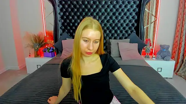 Snapshot of Alina_Blonde chatting on 06.20.26 Alina Blonde online show from 06.20.26