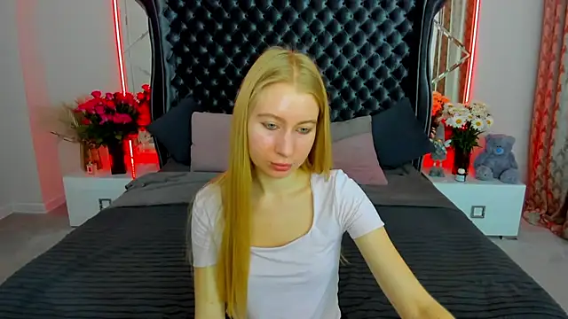 Snapshot of Alina_Blonde chatting on 06.27.26 Alina Blonde online show from 06.27.26