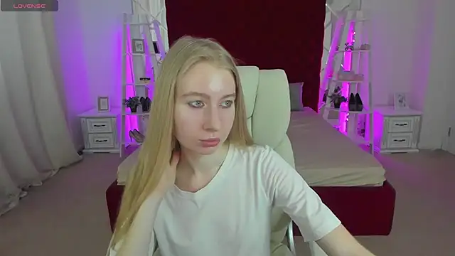 Snapshot of Alina_Blonde chatting on 07.02.26 Alina Blonde online show from 07.02.26
