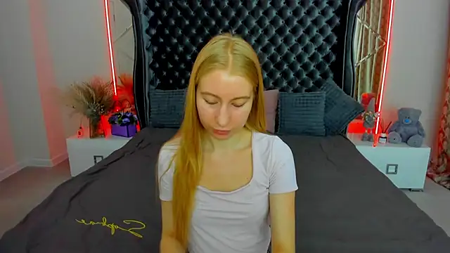 Snapshot of Alina_Blonde chatting on 07.04.26 Alina Blonde online show from 07.04.26