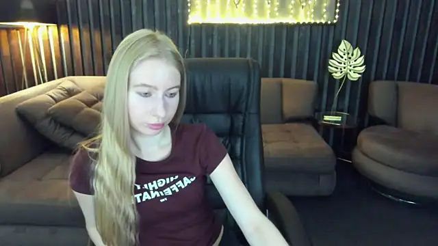 Snapshot of Alina_Blonde chatting on 07.07.26 Alina Blonde online show from 07.07.26