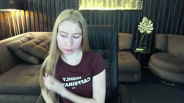 Snapshot of Alina_Blonde chatting on 07.07.26 Alina Blonde online show from 07.07.26