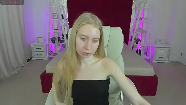 Snapshot of Alina_Blonde chatting on 07.15.26 Alina Blonde online show from 07.15.26