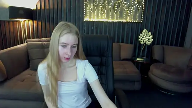 Snapshot of Alina_Blonde chatting on 07.17.26 Alina Blonde online show from 07.17.26