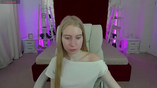 Snapshot of Alina_Blonde chatting on 07.20.26 Alina Blonde online show from 07.20.26