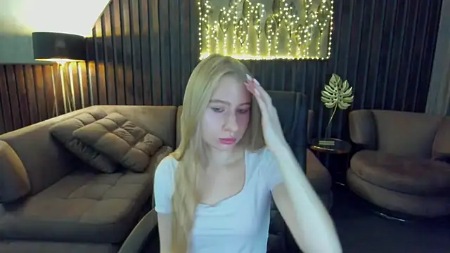 Snapshot of Alina_Blonde chatting on 07.23.26 Alina Blonde online show from 07.23.26