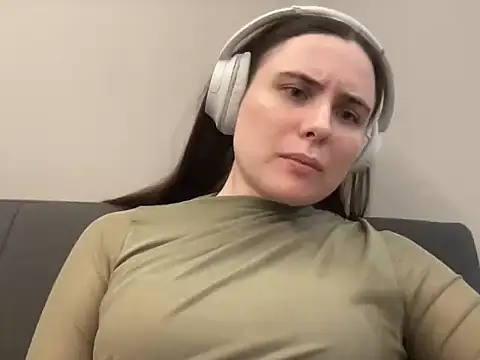 Snapshot of Olyshaa chatting on 07.23.26 Olyshaa online show from 07.23.26