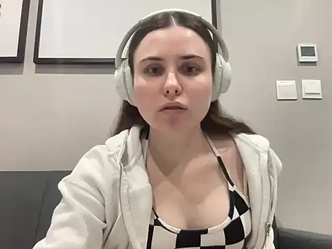 Snapshot of Olyshaa chatting on 07.24.26 Olyshaa online show from 07.24.26
