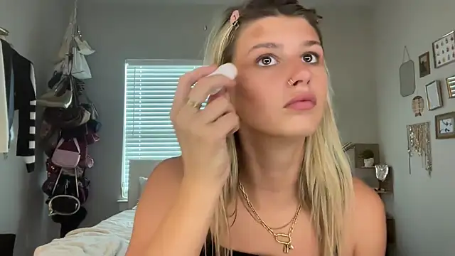 Snapshot of AnnGrayson chatting on 09.25.25 AnnGrayson online show from 09.25.25