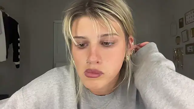 Snapshot of AnnGrayson chatting on 10.01.25 AnnGrayson online show from 10.01.25