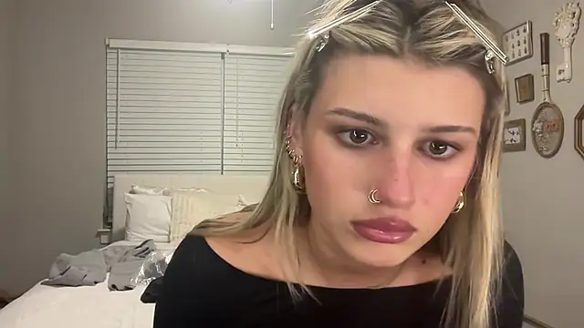 Snapshot of AnnGrayson chatting on 10.02.25 AnnGrayson online show from 10.02.25