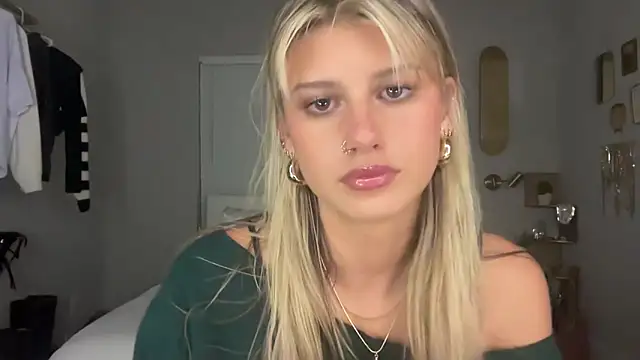 Snapshot of AnnGrayson chatting on 10.08.25 AnnGrayson online show from 10.08.25