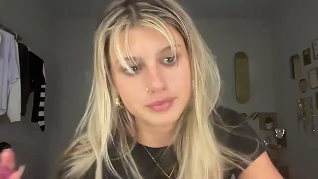 Snapshot of AnnGrayson chatting on 10.13.25 AnnGrayson online show from 10.13.25