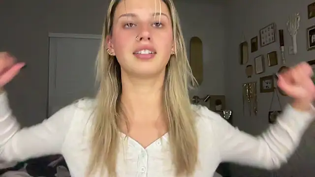 Snapshot of AnnGrayson chatting on 11.03.25 AnnGrayson online show from 11.03.25