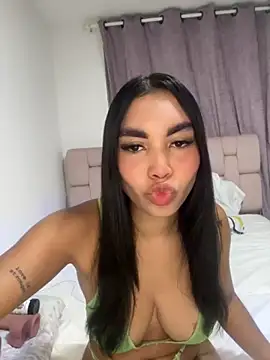 karolaalcendra online show from 10.28.25