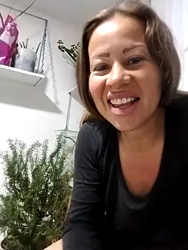 LaraCaliente online show from 10.11.25