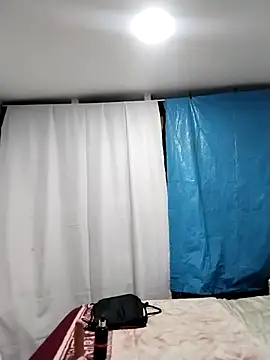 LaraCaliente online show from 10.24.25