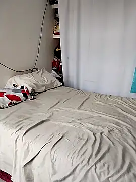 LaraCaliente online show from 10.25.25