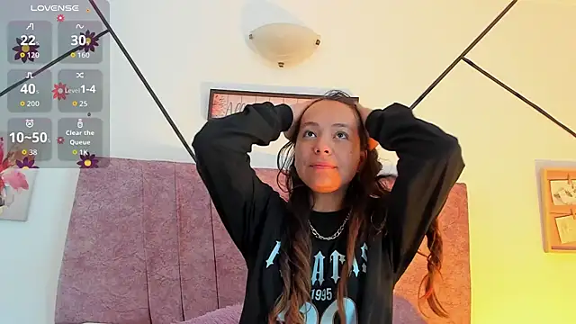 Snapshot of Julieta_Lein chatting on 10.18.25 Julieta Lein online show from 10.18.25