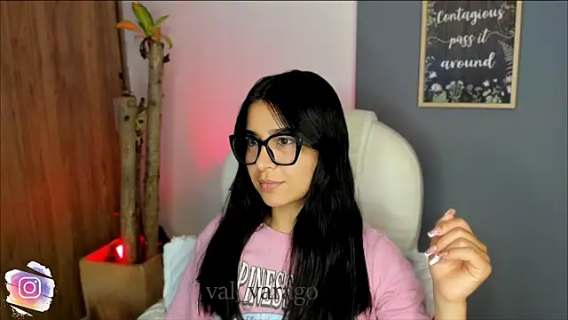 Snapshot of val_varago chatting on 11.03.25 val varago online show from 11.03.25