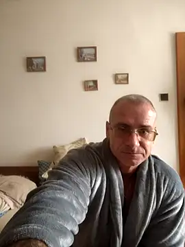 Snapshot of chcem1975 chatting on 09.18.25 chcem1975 online show from 09.18.25