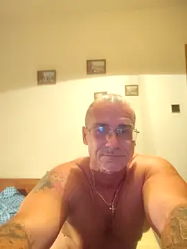 Snapshot of chcem1975 chatting on 09.20.25 chcem1975 online show from 09.20.25