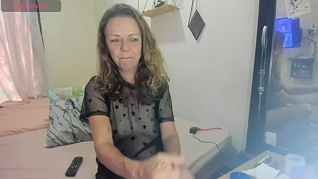 Snapshot of gloriablanco chatting on 10.19.25 gloriablanco online show from 10.19.25