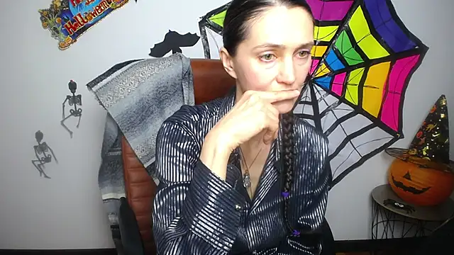 Snapshot of TayaFinch chatting on 10.31.25 TayaFinch online show from 10.31.25