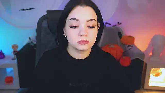 Snapshot of leslierowe_ chatting on 10.19.25 leslierowe  online show from 10.19.25