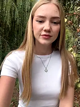 MilaMoone online show from 09.20.25