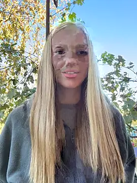 MilaMoone online show from 10.17.25