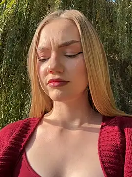 MilaMoone online show from 11.06.25