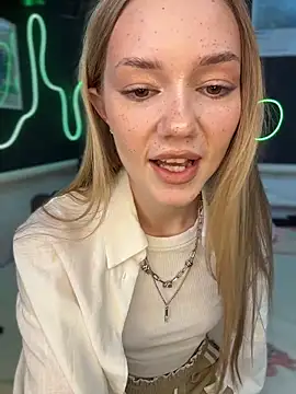 Snapshot of MilaMoone chatting on 05.02.26 MilaMoone online show from 05.02.26