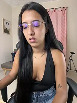 Snapshot of Valerygomez02 chatting on 10.11.25 Valerygomez02 online show from 10.11.25