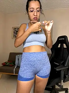 Snapshot of Valerygomez02 chatting on 10.21.25 Valerygomez02 online show from 10.21.25