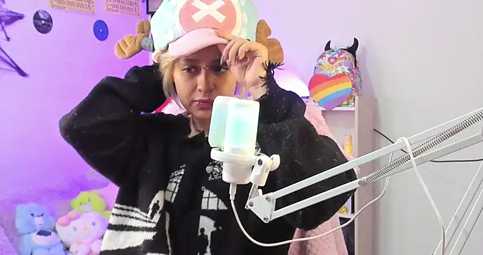 Snapshot of NekoWaifu chatting on 10.11.25 NekoWaifu online show from 10.11.25