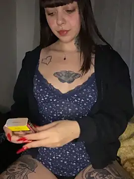 Snapshot of ravenadark chatting on 10.17.25 ravenadark online show from 10.17.25