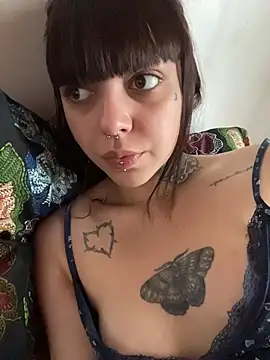 Snapshot of ravenadark chatting on 11.12.25 ravenadark online show from 11.12.25