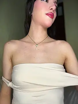 Snapshot of Emily-hottson chatting on 05.16.26 Emily-hottson online show from 05.16.26