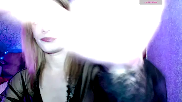Snapshot of Kate__Loves chatting on 04.21.26 Kate Loves online show from 04.21.26