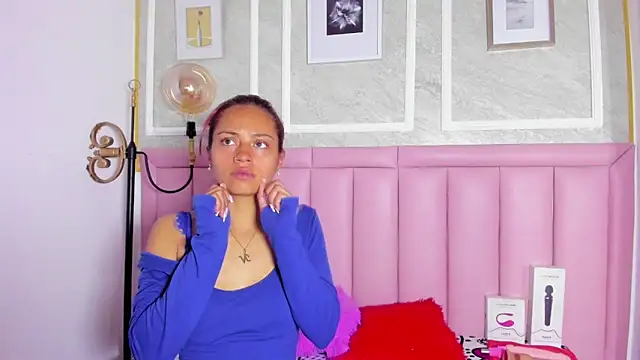 HoollyHendrix online show from 01.17.26