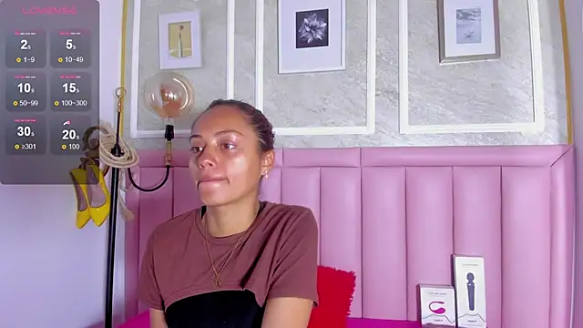 HoollyHendrix online show from 02.10.26