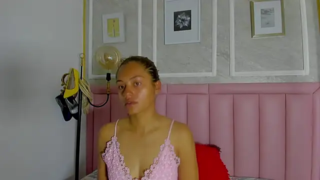 HoollyHendrix online show from 02.21.26