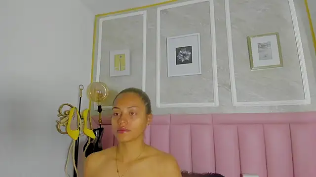 HoollyHendrix online show from 02.24.26