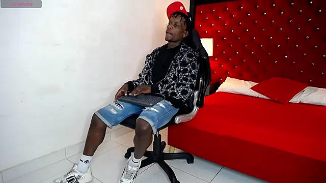 Snapshot of SkylerBigxxx chatting on 09.22.25 SkylerBigxxx online show from 09.22.25