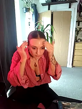 Snapshot of laradoom chatting on 11.04.25 laradoom online show from 11.04.25