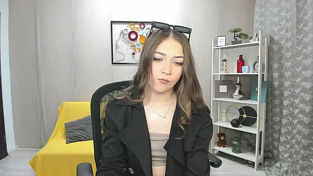 Snapshot of EllaClarke chatting on 05.02.26 EllaClarke online show from 05.02.26