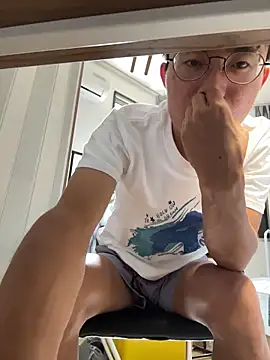 Snapshot of leeyoung_ chatting on 10.17.25 leeyoung  online show from 10.17.25