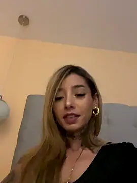 Snapshot of MoniUribe chatting on 09.30.25 MoniUribe online show from 09.30.25