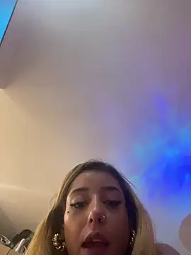 Snapshot of MoniUribe chatting on 10.01.25 MoniUribe online show from 10.01.25